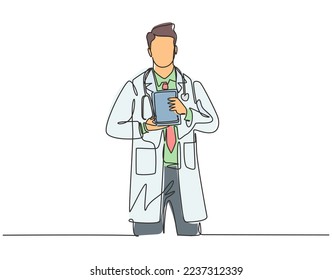 Single continuous line drawing of young smart male doctor showing award about innovation technology to cure patient. Medical invention achievement concept one line draw design vector illustration