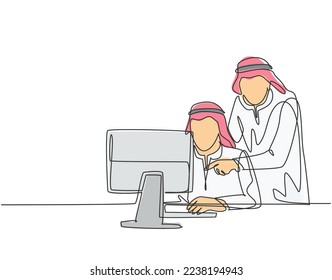 Dibujo de una sola línea continua de jóvenes trabajadores musulmanes viendo negocios y entrenando video en el monitor. Sombra árabe de tela de oriente medio, kandura, thawb, bata. Ilustración vectorial de diseño de líneas de una línea