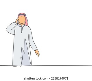 Single continuous line drawing of young male muslim businessman calling his business partner with smarphone. Arab middle east cloth shmagh, kandura, thawb. One line draw design vector illustration