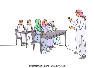 Einzelne fortlaufende Zeichnung des jungen Muslim-Firmengründers während der Teamsitzung. Arabischer Stoff aus dem mittleren Osten, Shmagh, Kandura, Thawb, Robe. Ein zeilentaugliches Zeichendesign, Vektorgrafik