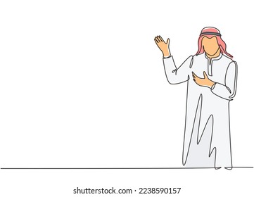 Un solo dibujo de línea continua de un joven empresario musulmán dando una presentación de las manos gestantes de la explicación. Candura de tela árabe de oriente medio, thawb, bata. Ilustración vectorial de diseño de líneas de una línea
