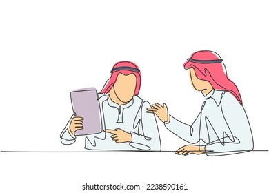 Dibujo de una sola línea continua de jóvenes gerentes de negocios musulmanes discutiendo la nueva política de la compañía con su socio. Candura de tela árabe de oriente medio, thawb, bata. Ilustración vectorial de diseño de líneas de una línea
