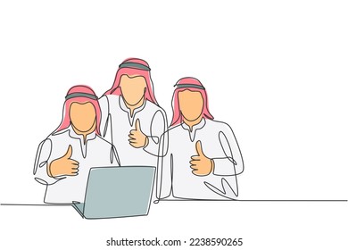 Un solo dibujo de línea continua del joven entrenador de equipo musulmán da gestos de aprobación hacia arriba mientras se sienta frente a la laptop. Candura de tela árabe de oriente medio, thawb, bata. Ilustración vectorial de diseño de un dibujo