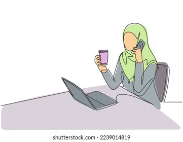 Einzelne fortlaufende Linienzeichnung junger Musiker aus dem muslimischen Büro, die mit ihrem Partner telefonieren. Arabischer Mittelost-Frauenkleid Hijab und Schleier. Design-Illustration für eine Linie