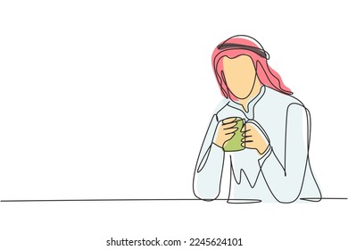 Una sola línea contínua dibujando al joven árabe sentado y sosteniendo una taza de café en una mano. Disfruta de la mañana antes de trabajar en la oficina. Persona exitosa. ilustración vectorial de diseño gráfico de una línea