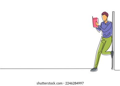 Una línea continua dibujando a un joven leyendo, aprendiendo y parado un pie en la pared. Estudiar en la biblioteca. Estudiante inteligente, concepto educativo. ilustración vectorial de diseño gráfico de una línea