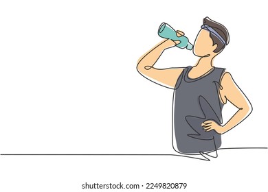 Una sola línea continua dibujando a un joven bebiendo agua fresca de una botella con la mano derecha después de hacer ejercicio. Concepto de estilos de vida saludables. ilustración vectorial de diseño gráfico de una línea dinámica