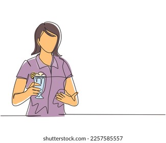 Einzelne fortlaufende Zeichnung junge Mädchen, die ein Glas Milchshake im Büro hält und zeigt. Attraktive Dame, die bei der Arbeit Pause hat und Milchshake mit einem Stück Orange trinkt. Einzeilige Zeichentechnik