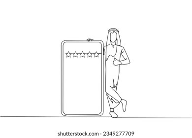 Una sola línea contínua dibujando al joven y feliz hombre árabe se para casualmente al lado de un gran smartphone, otra mano dando un gesto de aprobación hacia arriba. Reseña cinco estrellas. Ilustración vectorial de diseño de una línea