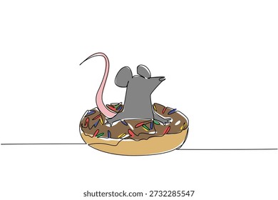 Desenho de linha única de rato cinza adorável para conceito de comida doce apresenta animal encantador bonito sentado dentro de rosquinha envidraçada. Arte colorida para crianças decoração de parede propósito com criatura animal de estimação roedor brincalhão
