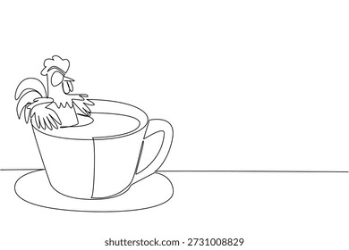 Einzeilige Zeichnung von verehrten Hahn für die Landwirtschaft Konzept zeigt süße Tier Einweichen in Kaffeetasse. Einfache Skizze passt zu einem internationalen Morgenthema mit dem Lieblingshähnchen