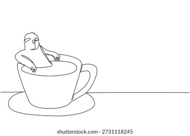 El dibujo de una sola línea del concepto adorado del perezoso para la naturaleza muestra el animal lindo que empapa en la taza de café caliente. El boceto simple se adapta a un tema del día internacional del café con el mamífero silvestre lento favorito