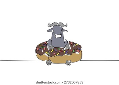 El dibujo de una sola línea de búfalo marrón valiente para el concepto de comida presenta un lindo y encantador animal safari sentado dentro de una dulce dona. Arte colorido para la decoración de la pared de los niños con la bestia juguetona del mamífero de la sabana