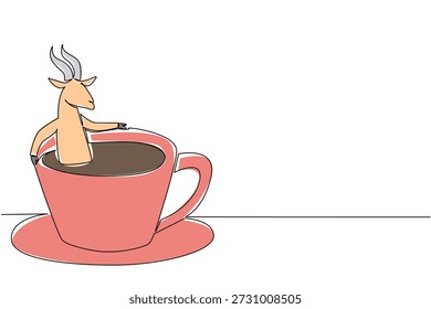 Einzeilige Zeichnung von niedlichen charmanten Tier zeigt Bräune Antilope Einweichen in warmen Kaffeetasse für Naturkonzept. Bunte Kunst ist perfekt für einen internationalen Kaffeetag Thema mit süßen Fawn