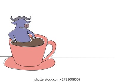 Dibujo de una sola línea de búfalo poderoso oscuro para el concepto de naturaleza presenta animales lindos empapados en una taza de café caliente. El arte colorido representa un tema del día internacional del café con juguetones mamíferos safari