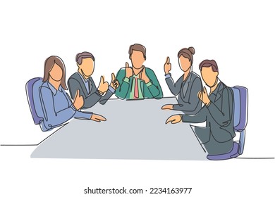 Grupo de dibujo de una sola línea de jóvenes y felices hombres de negocios sentados en el mismo escritorio juntos dando gestos de aprobación. Concepto de reunión de negocios. Ilustración vectorial de dibujo de línea continua