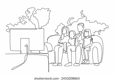 Dibujo de una sola línea de feliz familia, padre, madre, niño y niña sentados en un cómodo sofá mirando televisión plana con un mapa del mundo grande en el fondo de la pared. Día Mundial de la Familia. Acto internacional para celebrar