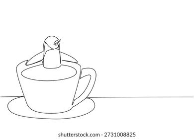 Einzeilige Zeichnung des Pinguins zeigt süße Tier Einweichen in Kaffeetasse für Naturkonzept. Einzigartiges Design verfügt über arktischen Vogel für ein internationales Café-Tag-Thema in minimalistischen und Kinder Malbuch
