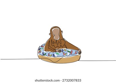 Dibujo de una sola línea de animal lindo juguetón muestra un orangután naranja que se encuentra dentro de la rosquilla vidriada para el concepto de comida pastelera. El arte colorido es perfecto para el propósito del cartel del vivero con un mono de bosque adorable
