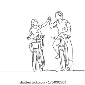 Dibujo de una sola línea de una joven pareja feliz montando una bicicleta románticamente tomándose de la mano en un parque al aire libre. Concepto de relación de amor. Ilustración continua de diseño gráfico de línea