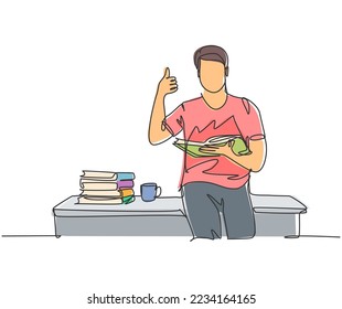 Dibujo en una sola línea de un joven y feliz estudiante universitario sentado en el escritorio junto a una pila de libros en la universidad de la biblioteca. Concepto de educación. Ilustración vectorial de dibujo de línea continua