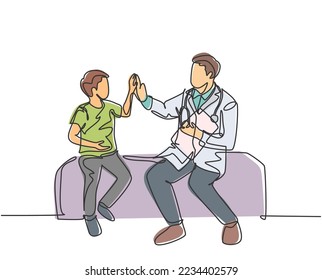 Dibujo de una sola línea de un joven feliz doctor revisando a un paciente enfermo y dando cinco gestos. Concepto de tratamiento del servicio de atención médica. Ilustración vectorial de dibujo de línea continua