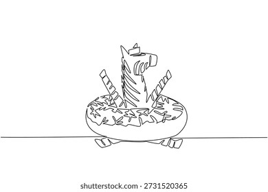 El dibujo de una sola línea de cebra muestra un lindo animal de safari sentado dentro de una rosquilla dulce para el concepto de pastelería. Diseño único presenta la criatura de rayas de África para el tema del día internacional de la comida en minimalista