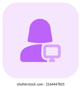 usuario de un solo hombre con monitor para comentarios en tiempo real