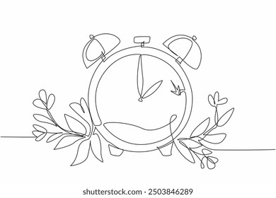 Reloj de alarma de dibujo de una sola línea muestra las 2 en punto con hojas y flores. Esperando el cambio de hora. Prepárese creando un recordatorio. Horario de verano. Ilustración gráfica de diseño de línea continua