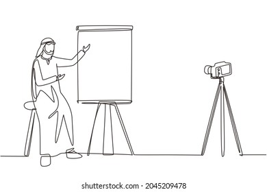 Una sola línea dibujando el blog árabe de hombres de negocios haciendo presentación. Marketer, asesor financiero, entrenador de negocios, entrenador. Ilustración vectorial de líneas contínuas del webinar de streaming de emprendedores