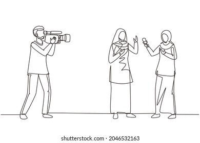 Una sola línea dibujando a una periodista árabe con micrófono, entrevistando a una chica árabe en un estudio de televisión. Reportero y camarógrafo difundieron noticias de última hora en directo. Vector de diseño de traza de línea continua