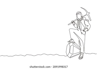 Single one line drawing Arab businessman digging ground with pickaxe and finding big diamond. Success business, achievement, discovery concept. Continuous line draw design graphic vector illustration