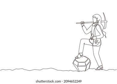 Una sola línea dibujando a una empresaria árabe cavando terreno con un pickaxe y encontrando un diamante grande. El negocio del éxito, los logros y el concepto de descubrimiento. Moderno diseño de traza continua de línea vector gráfico