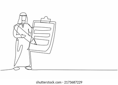 Single one line drawing Arab businessman standing and holding clipboard with checklist. Business success completed plan. Fulfilled tasks. Completed job. Continuous line draw design vector illustration