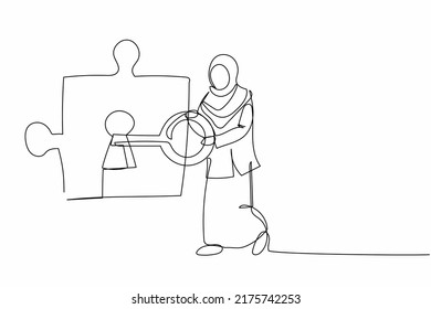 Una sola línea que dibuja a una empresaria árabe puso la llave en la pieza del rompecabezas. Asociación o cooperación en proyectos empresariales. Trabajo en equipo resolviendo tareas complicadas. Ilustración vectorial de dibujo de línea continua