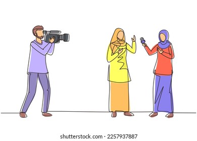 Single one line drawing Arab woman journalist with microphone, interview Arabian girl at tv studio. Reporter and cameraman broadcast breaking news at live stream. Continuous line draw design vector