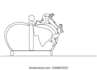 Una sola línea que dibuja a un empresario árabe ayuda a su pareja a escalar la gran corona. Crecer juntos, el éxito juntos. Lograr el éxito deseado. Victoria. Prestige. Ilustración gráfica de diseño de línea continua