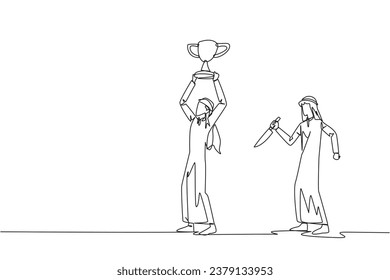 Una sola línea que dibuja a un empresario árabe parado en un trofeo de elevación. Amigos de negocios se preparan para apuñalar por la espalda. Competencia comercial poco saludable. El traidor. Ilustración gráfica de diseño de línea continua