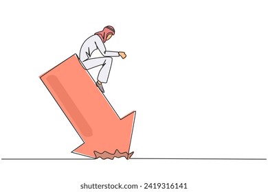 El dibujo de una sola línea de un hombre de negocios árabe flojo se asienta sobre una flecha que se balancea en el suelo. Pérdidas de la bolsa de valores. Una fuerte inflación. Ilustración gráfica de diseño de línea continua