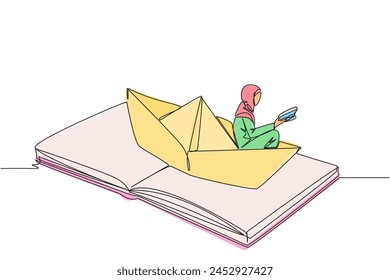 Una sola línea dibujando a una mujer árabe leyendo un libro en un bote de papel. Mantener buenos hábitos. La metáfora de la lectura puede hacer Explore a los océanos. Concepto de festival del libro. Ilustración gráfica de diseño de línea continua