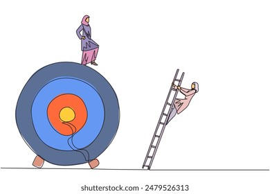 Una sola línea que dibuja a una mujer de negocios árabe patea a un colega que sube la tabla de la flecha del objetivo con una escalera. La metáfora de deshacerse de los destructores de negocios. Ilustración gráfica de diseño de línea continua