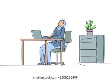 Una sola línea dibujando mujer árabe sentada en silla de trabajo escribiendo en computadora portátil con la cabeza inclinada. Cuello rígido. Menos estiramiento. Menos relajado. Demasiado serio. Agitado. Ilustración gráfica de diseño de línea continua