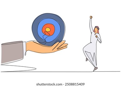 Einzeilige Zeichnung arabischen Geschäftsmann war aufgeregt, um den Pfeil Zielbrett aus einer riesigen Hand zu erhalten. Macht es einfacher, sich zu konzentrieren. Ziele optimal erreichen. Grafische Illustration zum Liniendesign