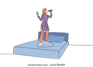 Uma única linha desenhando mulher árabe usar fone de ouvido fica na cama e segurar um secador de cabelo enquanto canta. Autoaprimoramento. Quarto. Dia Nacional da Canção. Ilustração gráfica de design de linha contínua