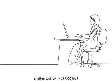 Dibujo de una sola línea de una mujer árabe con una laptop sentada en la silla alrededor del escritorio. Aprendizaje a distancia, cursos en línea y concepto de estudio. Ilustración de líneas continuas moderna de diseño gráfico vectorial