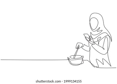 Una sola línea dibujando a una mujer árabe está cocinando mientras mira el tutorial en un smartphone. Aprende a cocinar con tecnología moderna. Preparar comida. Ilustración gráfica de diseño de trazos de línea continua