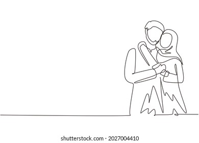 Una sola línea dibujando el abrazo de hombre y mujer árabe. Feliz concepto familiar. Pareja en relación en amor. Un hombre feliz abrazando a su pareja. Ilustración gráfica de diseño de trazos de línea continua