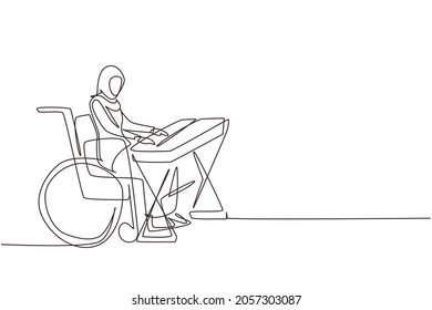 Dibujo de una sola línea Las mujeres árabes se sientan en silla de ruedas jugando al teclado eléctrico, cantando canciones. Discapacitado físicamente. Paciente del centro de rehabilitación. Ilustración gráfica de diseño de trazos de línea continua