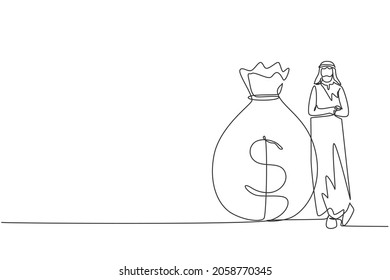 Una sola línea dibujando a un hombre de negocios árabe con ropa tradicional parado cerca de una gran bolsa pesada con un signo de dólar. El hombre se apoya exitosamente en el saco de dinero. Ilustración vectorial de dibujo de línea continua