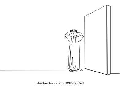 Una sola línea que dibuja a un empresario árabe parado y confundido frente a enormes barreras de pared de ladrillo. Escena por decisión de negocios equivocada, error, punto muerto. Vector gráfico de diseño de trazos de línea continua